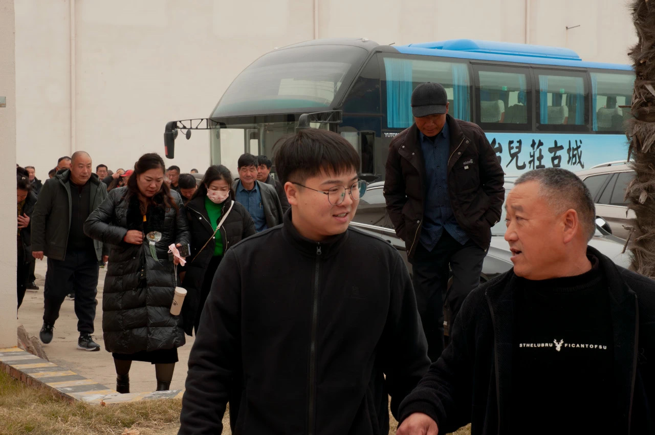 共望未來(lái)，譜合作新篇：福農(nóng)農(nóng)資團(tuán)隊(duì)蒞臨新鄉(xiāng)中電、弗思特進(jìn)行參觀(guān)考察。